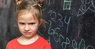 Агрессия ребенка к другим детям в классе: Как помочь педагогу?
